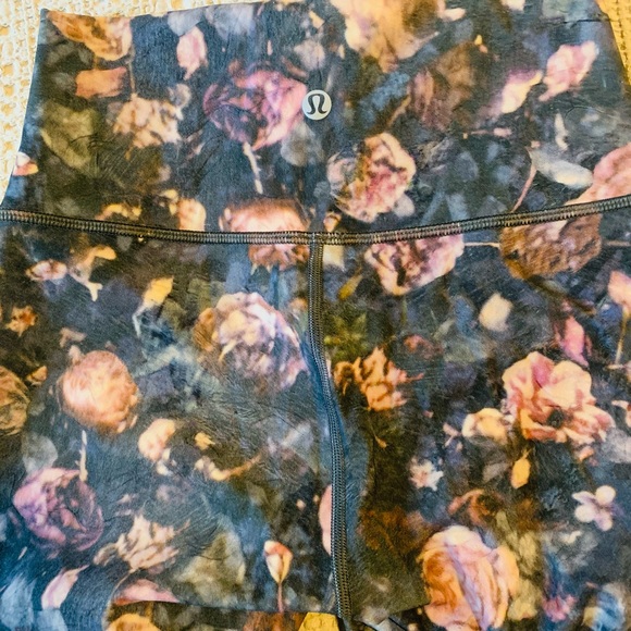 LULULEMON FLORAL WUNDER UNDERS - Picture 3 of 3